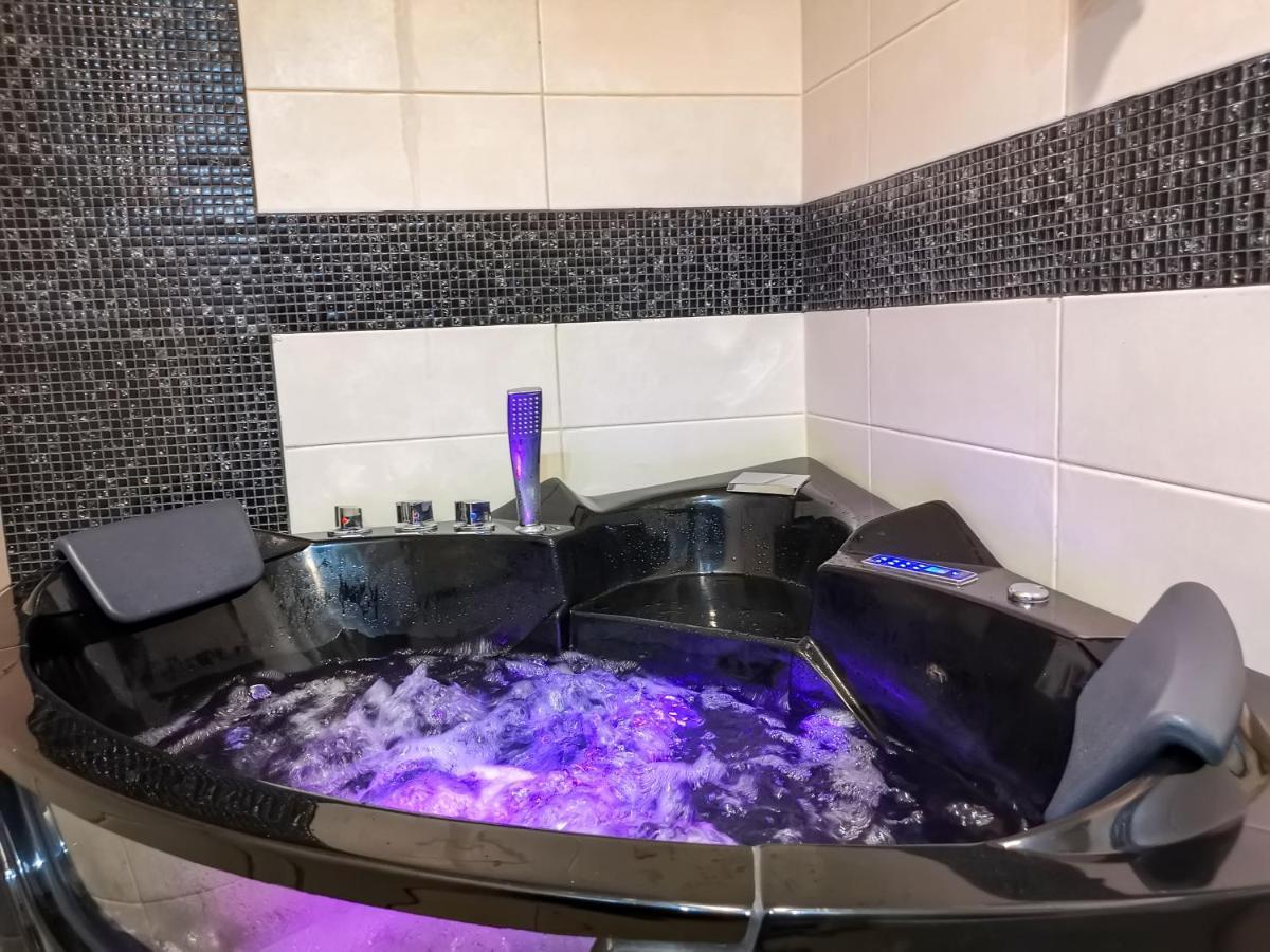 Appartamento Spa Apartman Red Passion Belgrado Esterno foto